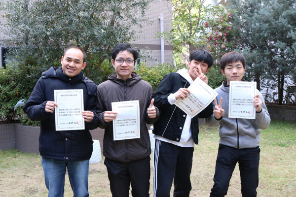 【コンピュータ】国家資格「情報処理技術者試験」に4名の留学生が合格！！