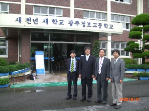 韓国、あちこちの学校を訪れました。